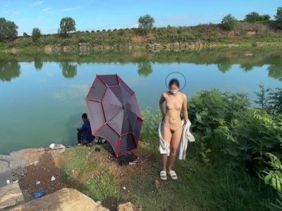 Người yêu ra hồ cá phô dâm kệ anh đang câu